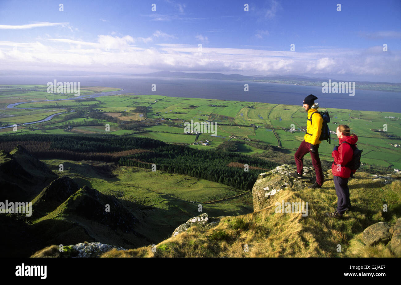 Wanderer über Magilligan Punkt vom Gipfel des Binevenagh, County Derry, Nordirland. Stockfoto