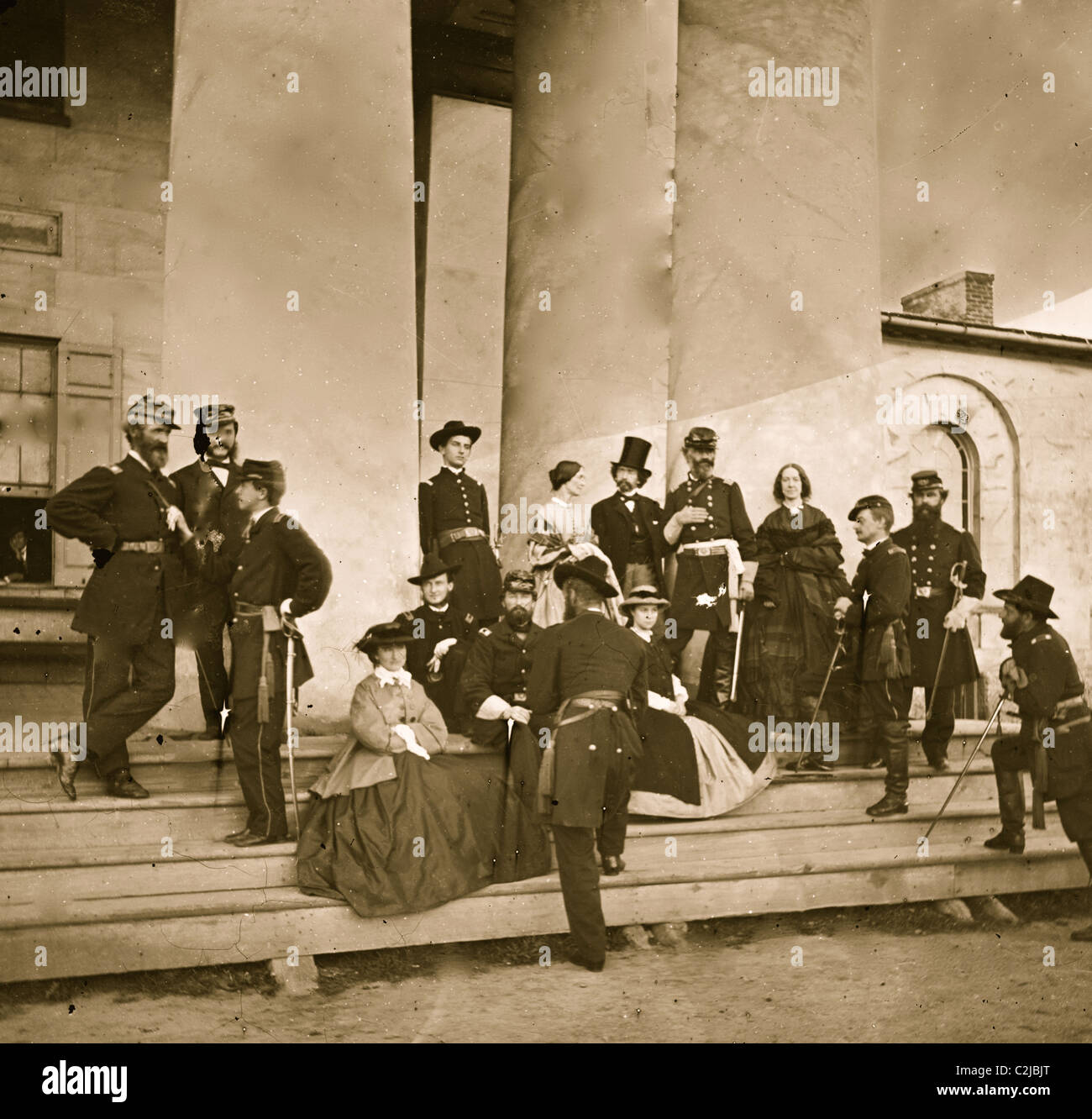 Gen Samuel P. Heintzelman und Mitarbeiter im Arlington House. (Mathew B. Brady, ist der Fotograf in einen Zylinder dargestellt) Stockfoto