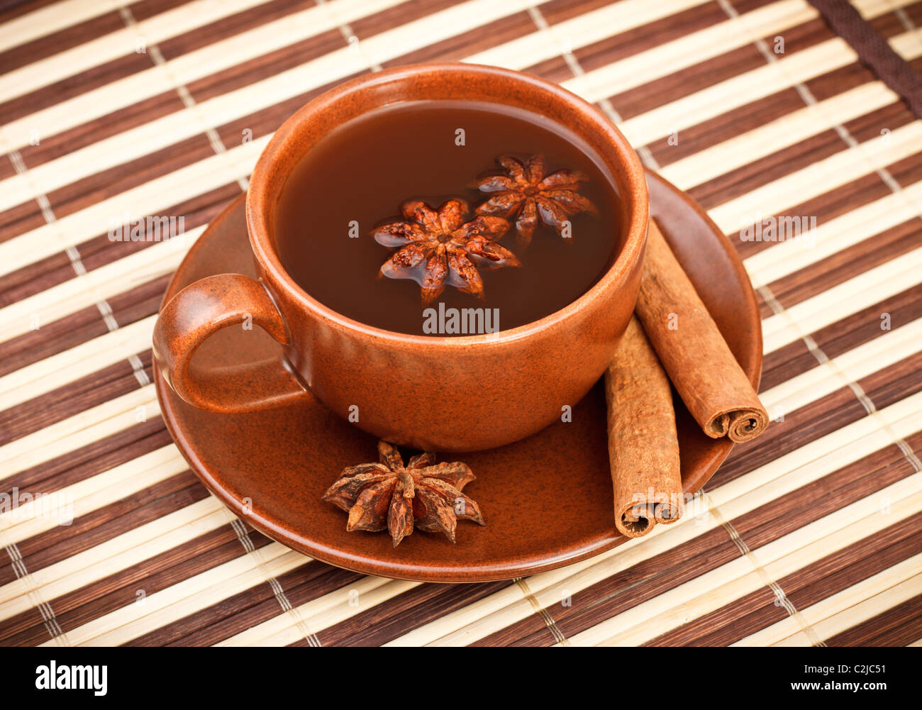Winter-Tee mit Zimt und Sternanis auf Bambus Serviette Stockfoto