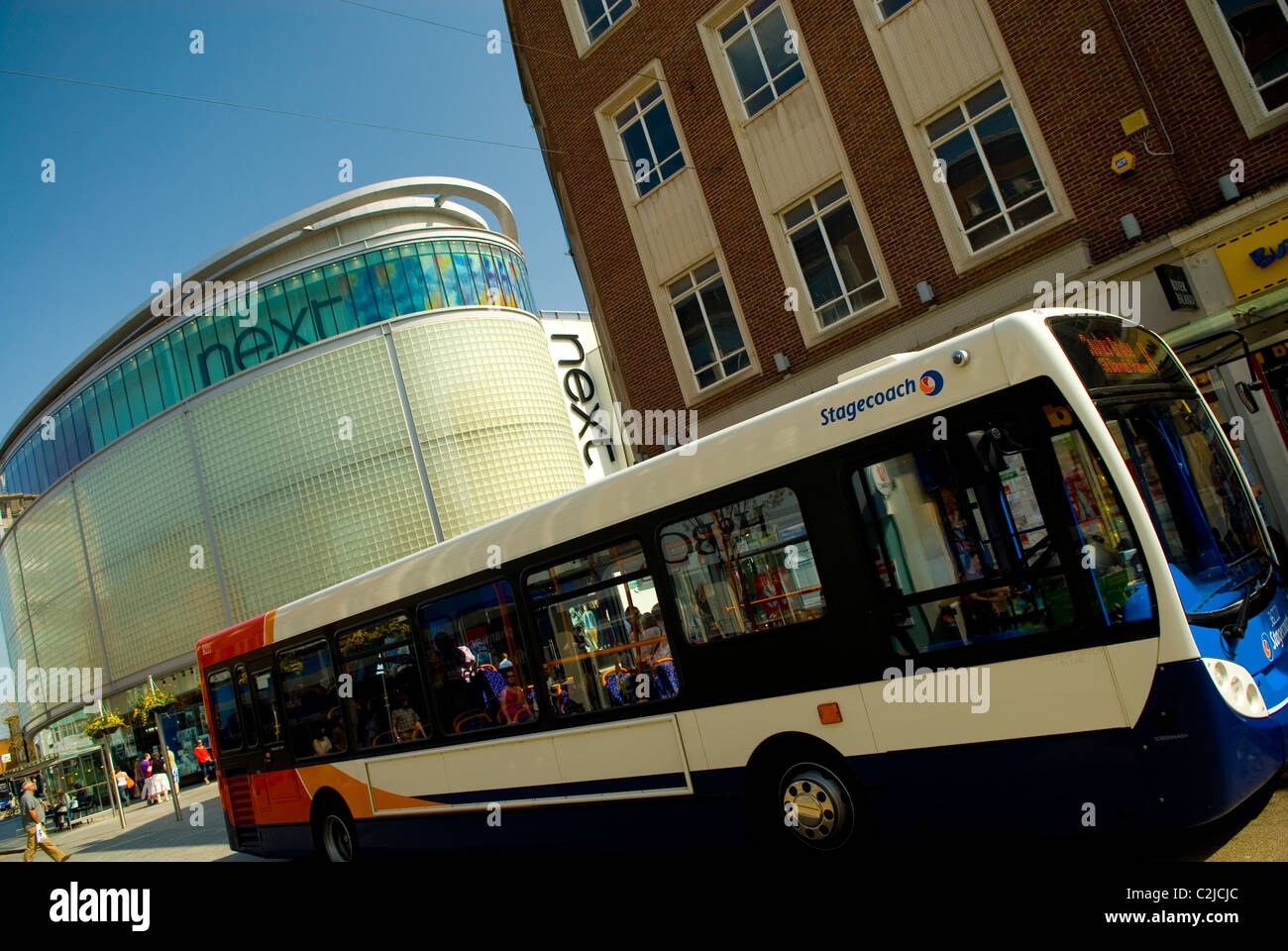 Nächsten Bekleidungsgeschäft Gebäude und Stagecoach Bus, Exeter City, Devon England UK 2011 Stockfoto