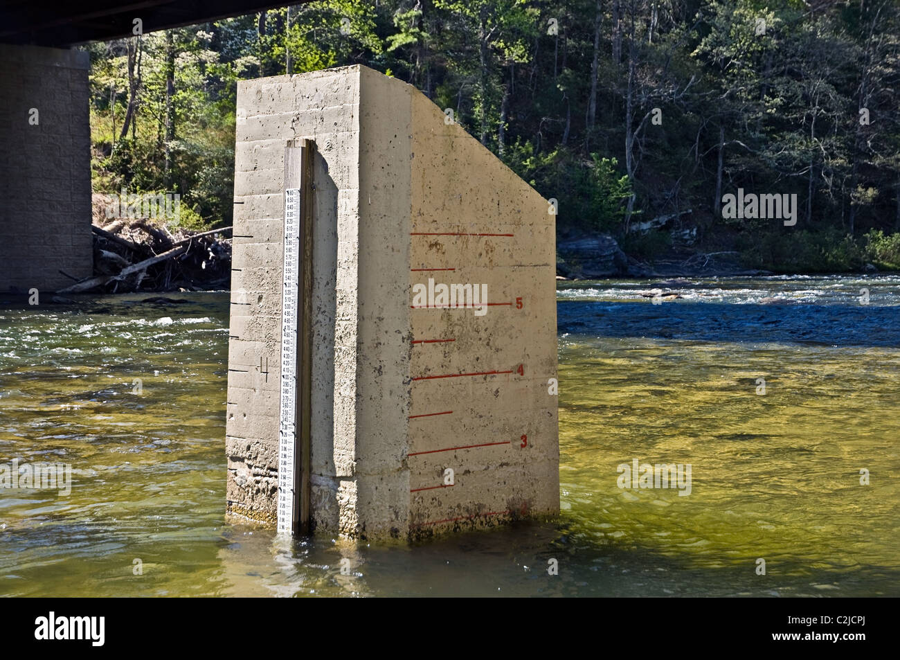 Ein Wasser-Gage auf zwei Seiten von einem Betonklotz in einem Fluss.  Von Kajakfahrer und Rafter verwendet. Stockfoto