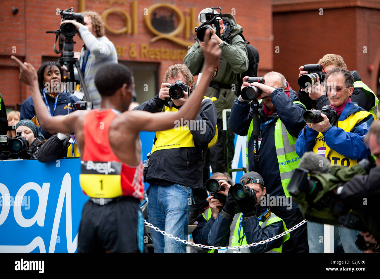 Haile Gebrselassie feiert vor der Presse, den Fotografen nach seinem Manchester 10 k laufen im Jahr 2010 zu gewinnen. Stockfoto