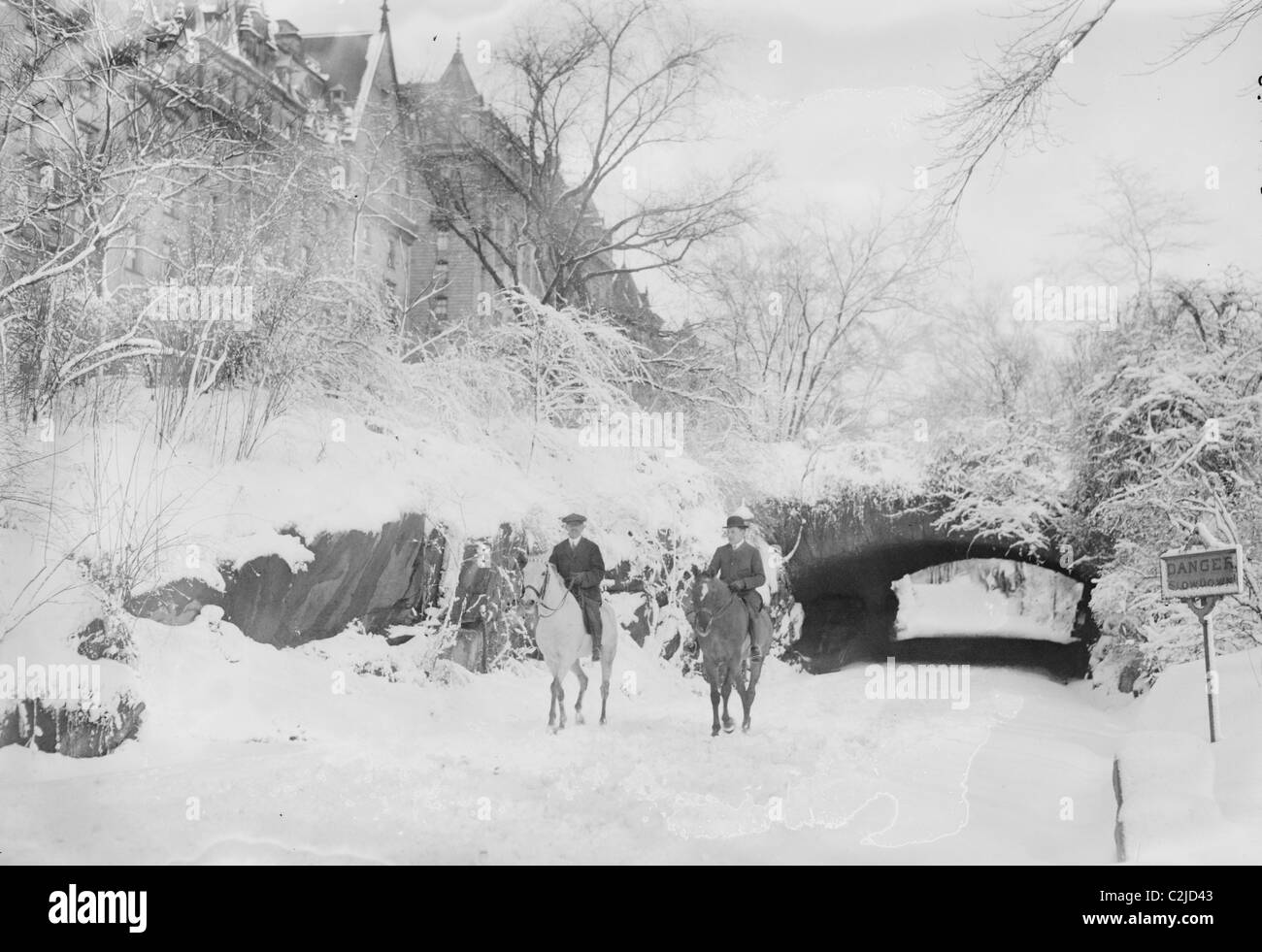 Zwei Reiterinnen und Reiter während eines Schneefalls in Central Park in Manhattan. Stockfoto