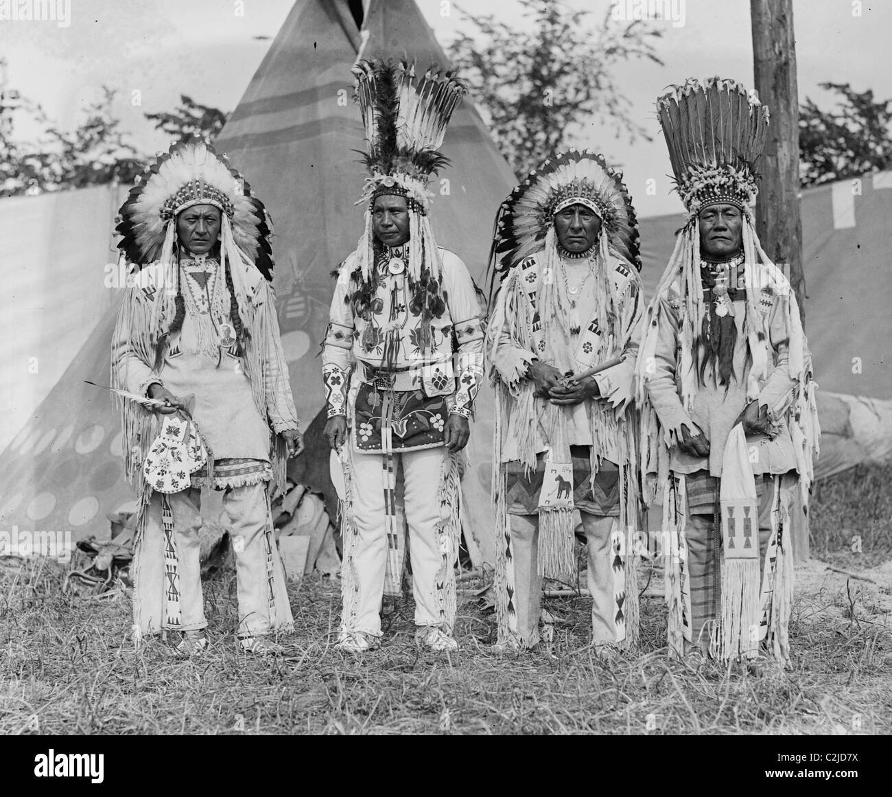 Vier Native American Chiefs in traditioneller Kleidung und gefiederten Motorhaube Stockfoto