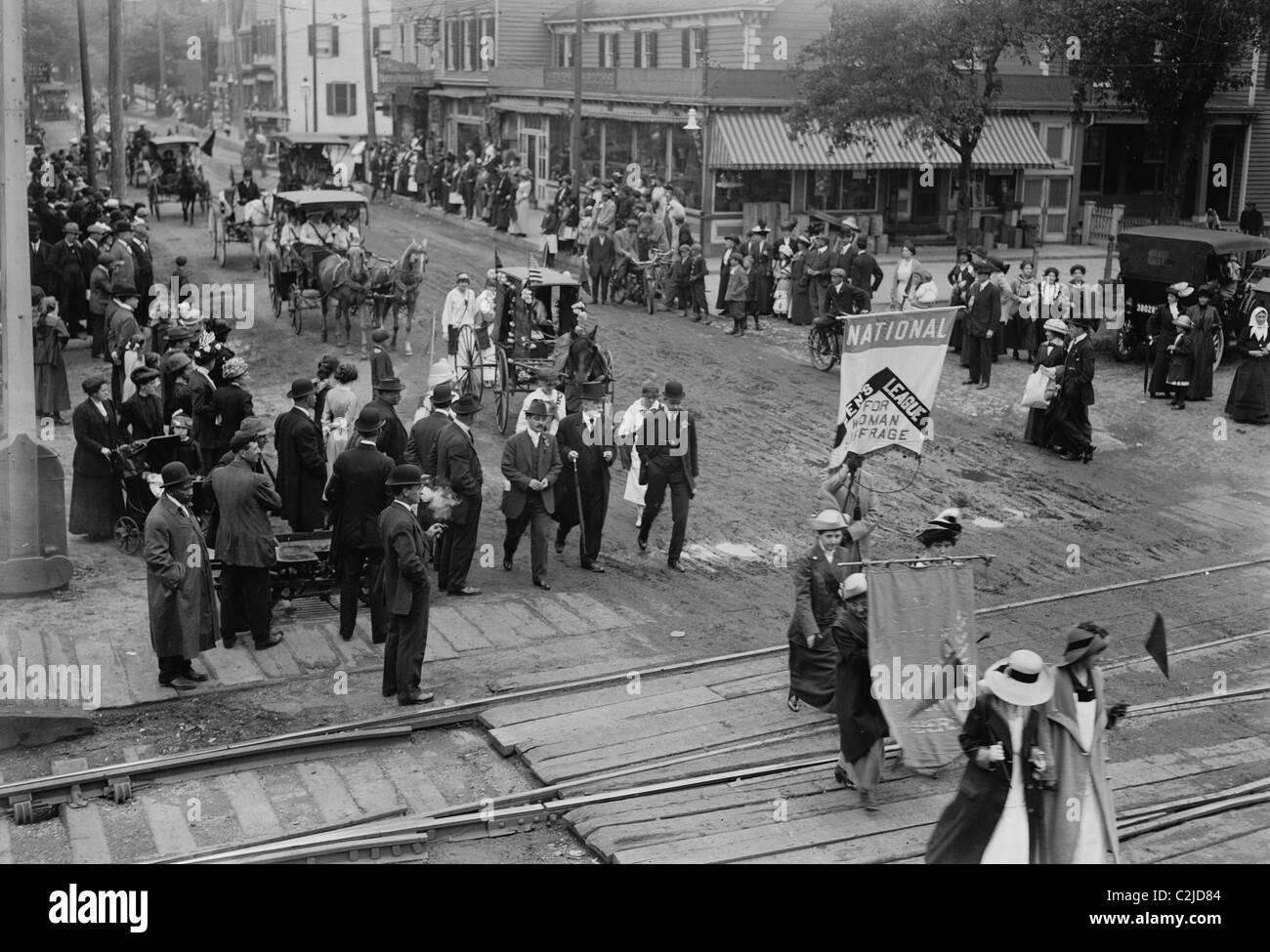 Frauen und Männer im März nach Long Island Street, die Abstimmung zu gewinnen Stockfoto