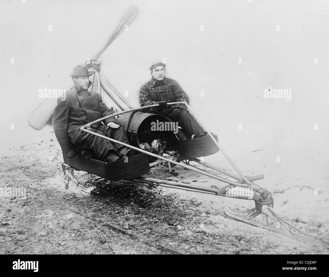 Eis Auto hat zwei Mann Schlitten mit großen Propeller Thrillsucher über See bed zu fahren Stockfoto