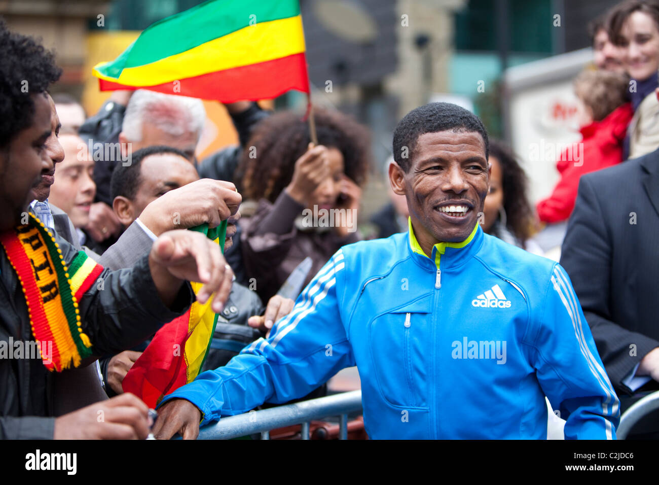 Haile Gebrselassie feiert mit anderen Äthiopier nach dem Gewinn der Manchester 10k im Jahr 2010 Stockfoto