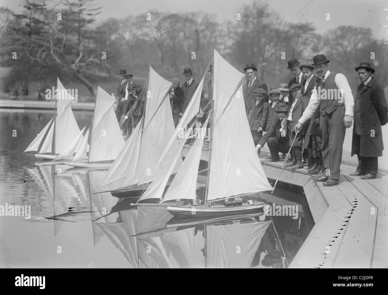 Spielzeug-Yachten sind der Stolz von Central Park-Enthusiasten, wie sie sie in einem Park Teich Rennen Stockfoto