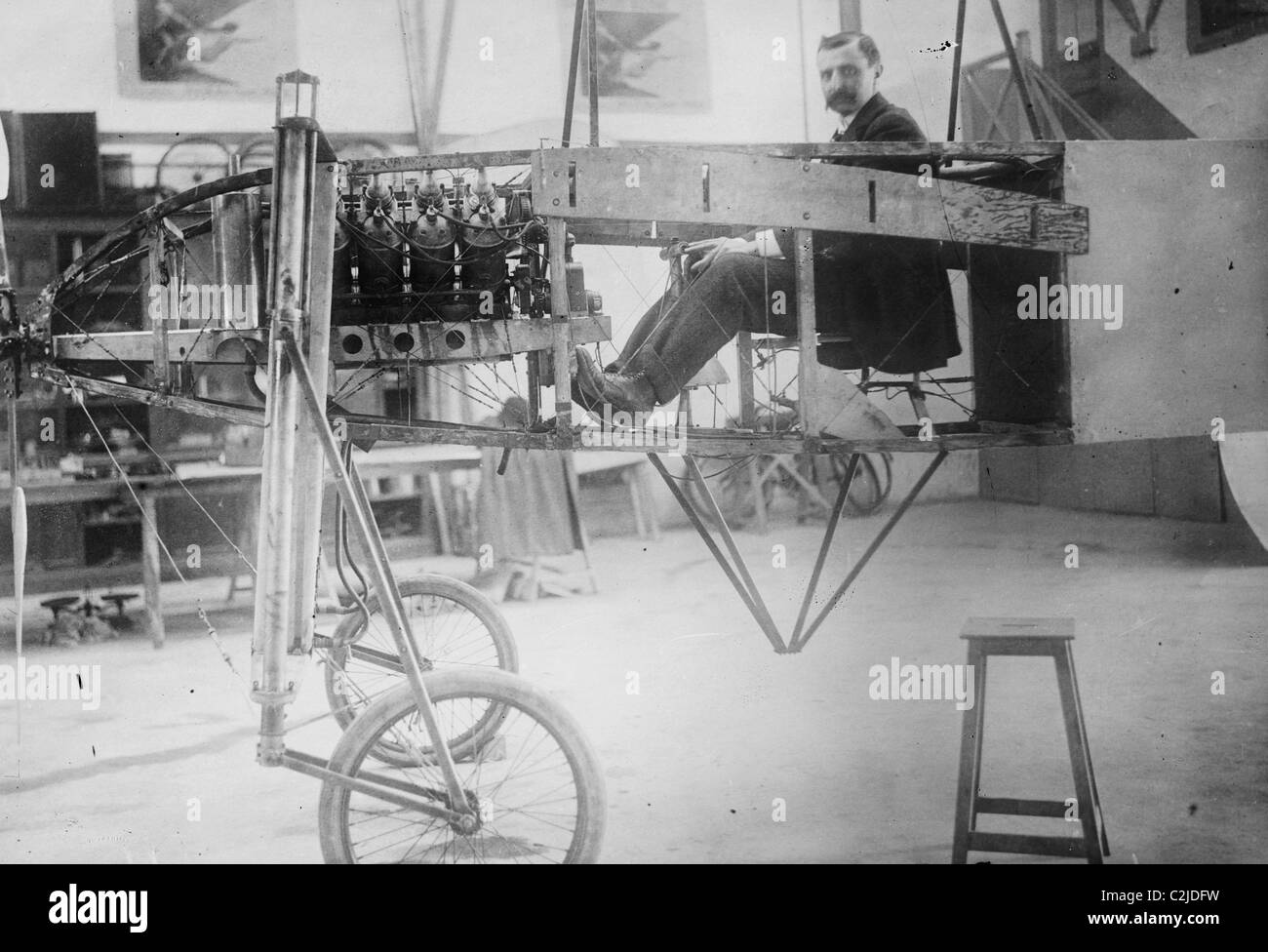 Französische Aviator & Engineer Louis Bleriot in seiner Werkstatt Stockfoto