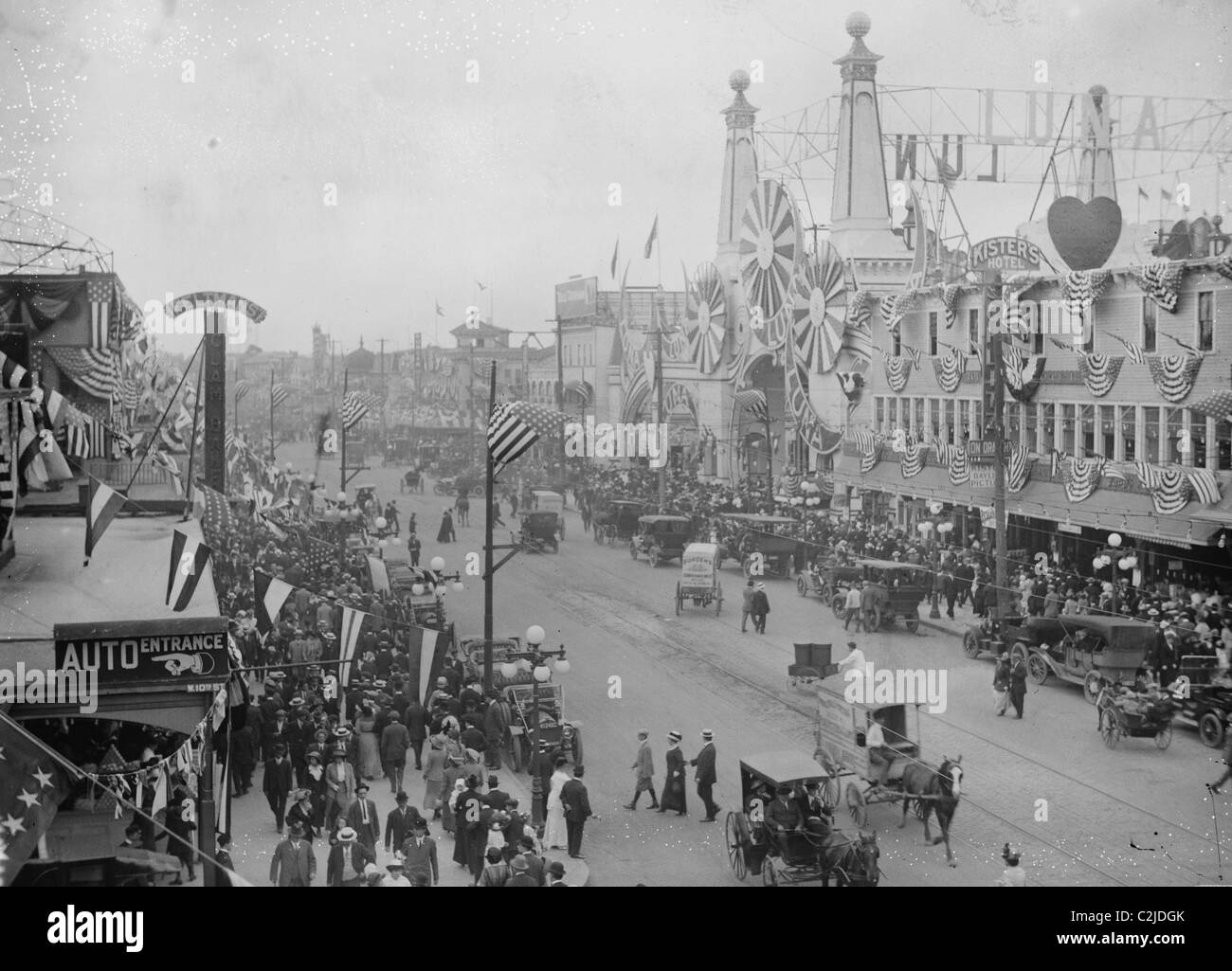 Surf Avenue Hauptverkehrsstraße auf Coney Island lebendig mit Geschäften und Touristen Stockfoto