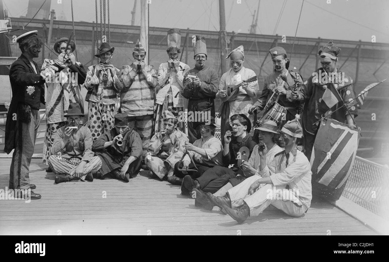 Celtic Feuerwehrleute im Dress up Band als Clowns mit Musikinstrumenten Stockfoto