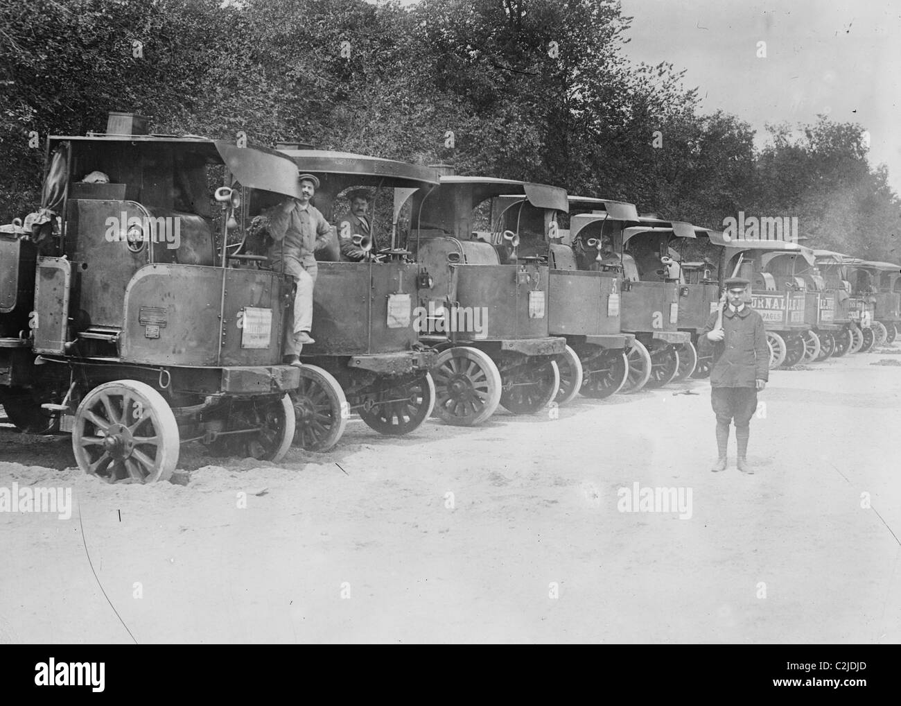 Eine Flotte von Lastwagen jeder mit seinen eigenen Treiber ist angeordneten und Transport Truppen bereit. Stockfoto