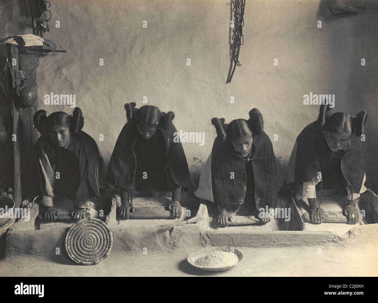 Hopi Frauen kneten Teig Stockfoto
