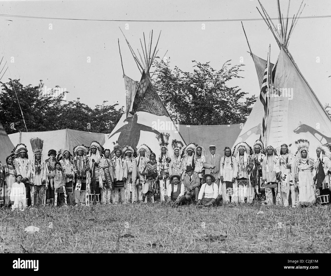 Große Gruppe der Indianer vor Tipis Stockfoto