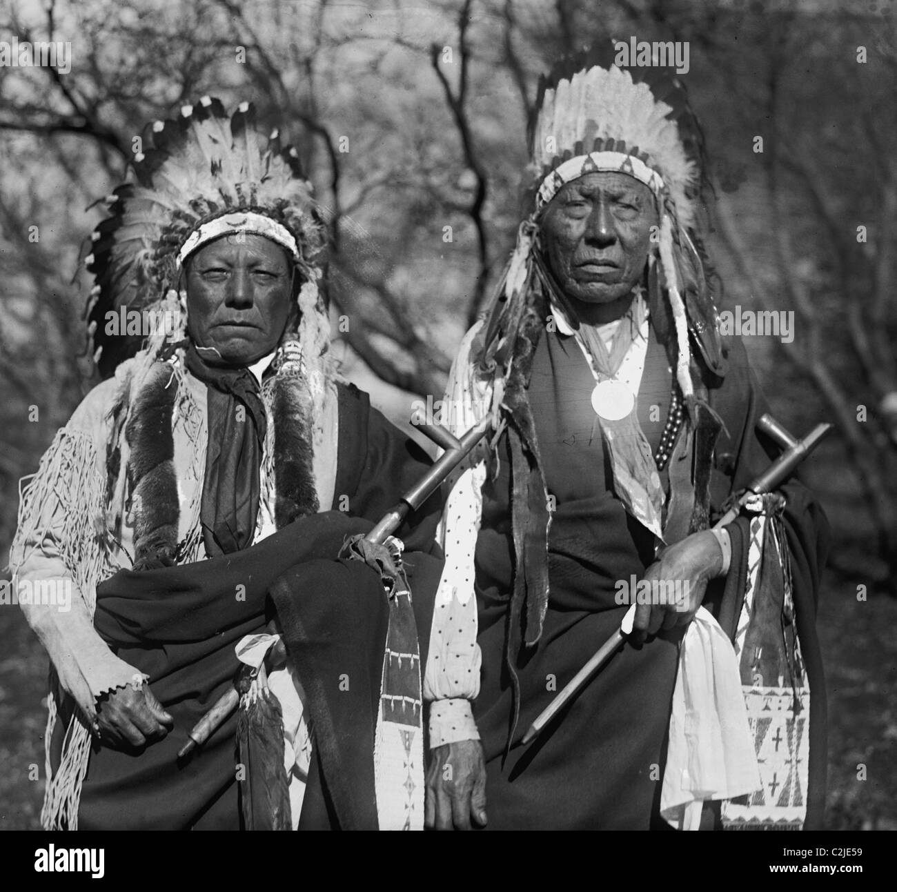 Zwei Häuptlinge der Cheyenne im Krieg Motorhauben halten Frieden Rohre Stockfoto