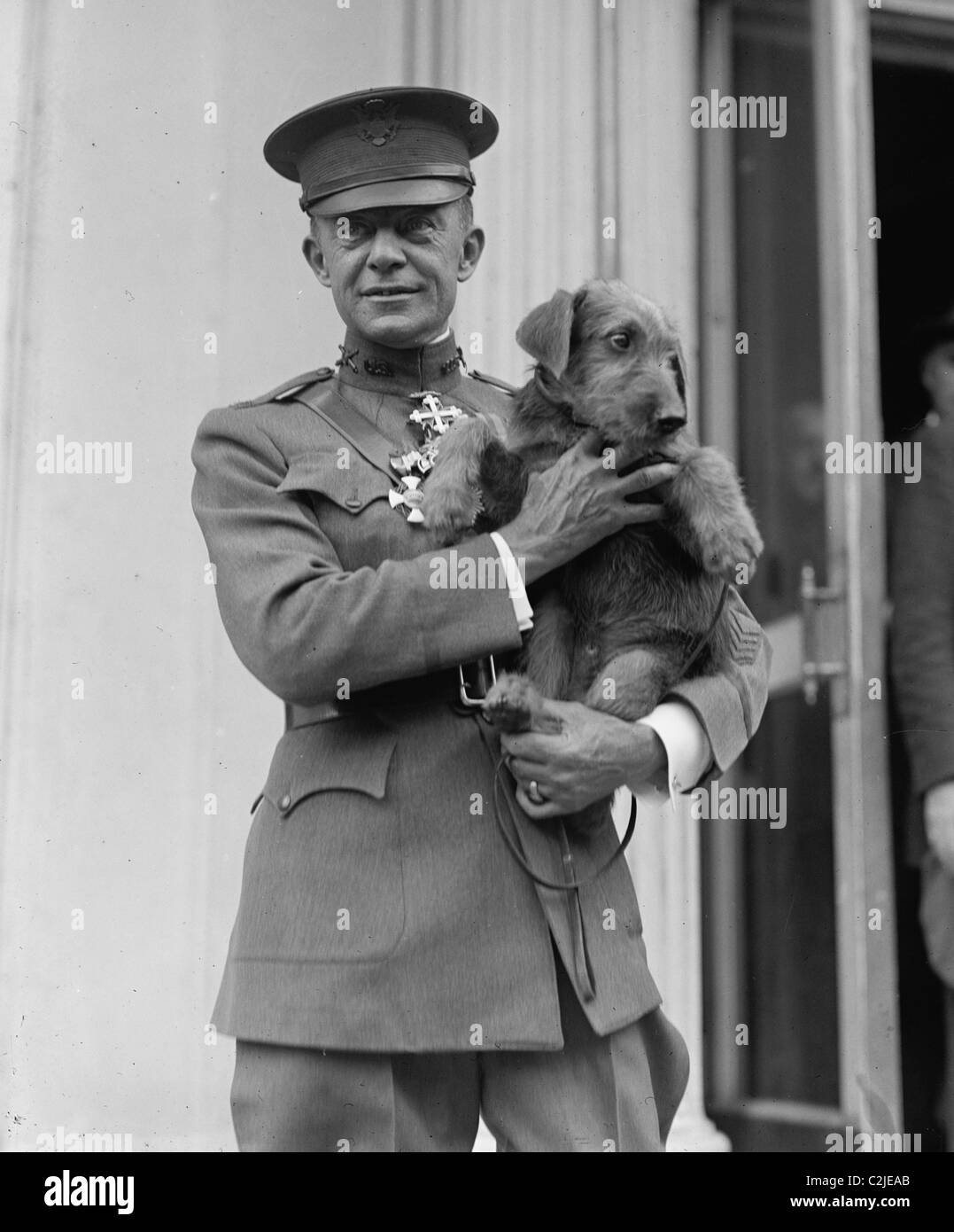 Hoch hält dekoriert WWI Marinekorps Oberst einen Hund liebenswert Stockfoto