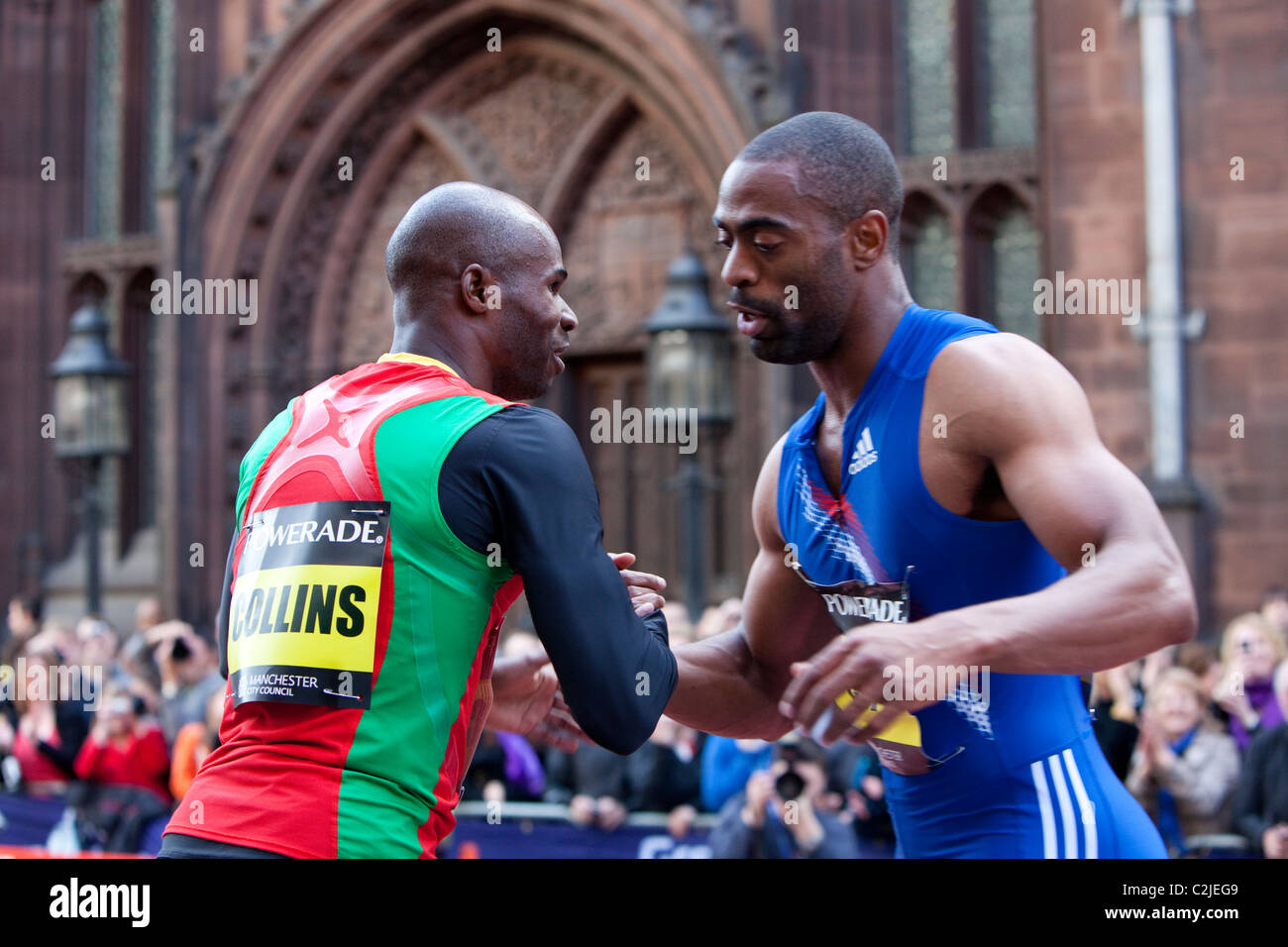 Kim Collins und Tyson Gay Umarmung nach dem Manchester City Spiele 200m Rennen auf einer temporären Strecke am Deansgate. Stockfoto