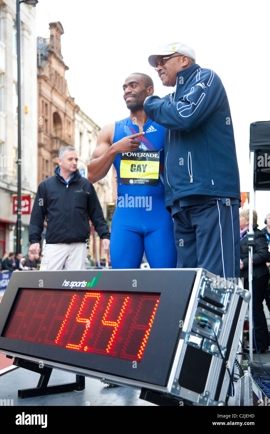 Tyson Gay posiert mit Tommie Smith nach seinem Sieg in der großen Stadt Spiele Manchester 200m Rennen. Stockfoto