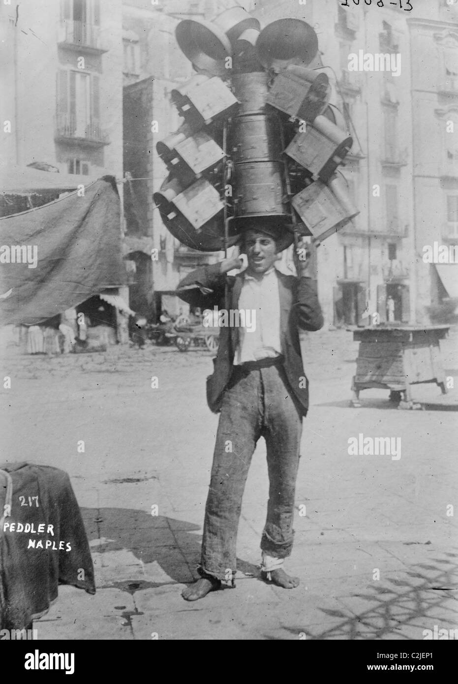 Zinn Produkt Hausierer auf den Straßen von Neapel, Italien Stockfoto