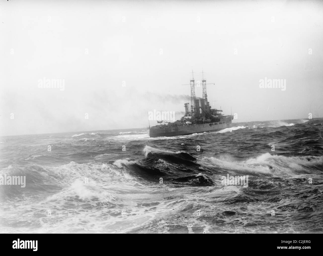 US Navy Battleship in stürmischer See Stockfoto