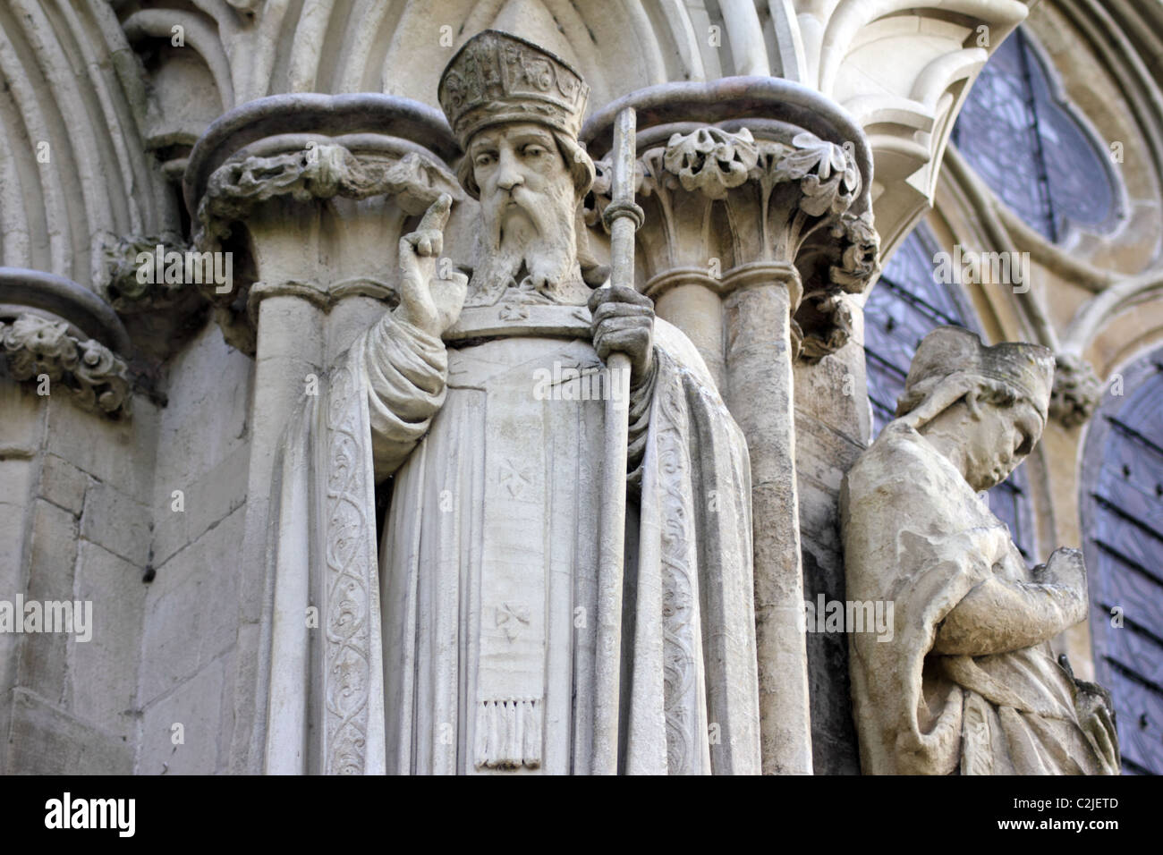 Statue des Heiligen Edmund von Canterbury (1175-1240), Westfassade der Kathedrale von Salisbury, Salisbury, Wiltshire, England, UK Stockfoto