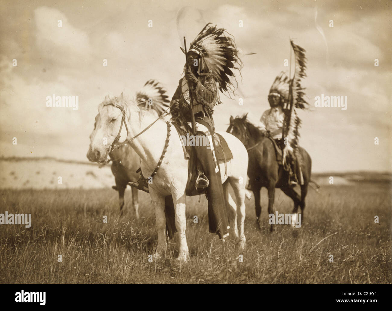Häuptlinge der Sioux auf dem Pferderücken in voller Montur Krieg Stockfoto