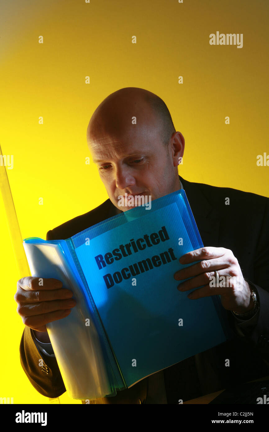 ein Mann liest ein vertrauliches Dokument Stockfoto