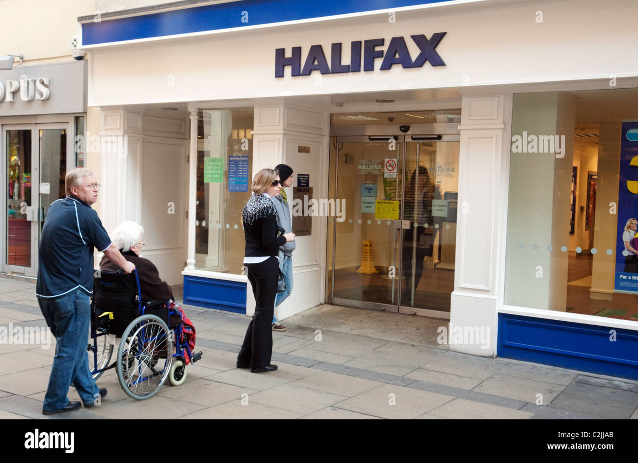 Behinderten Menschen Schlange, um die Halifax Bank, Lion Yard Cambridge eingeben Stockfoto