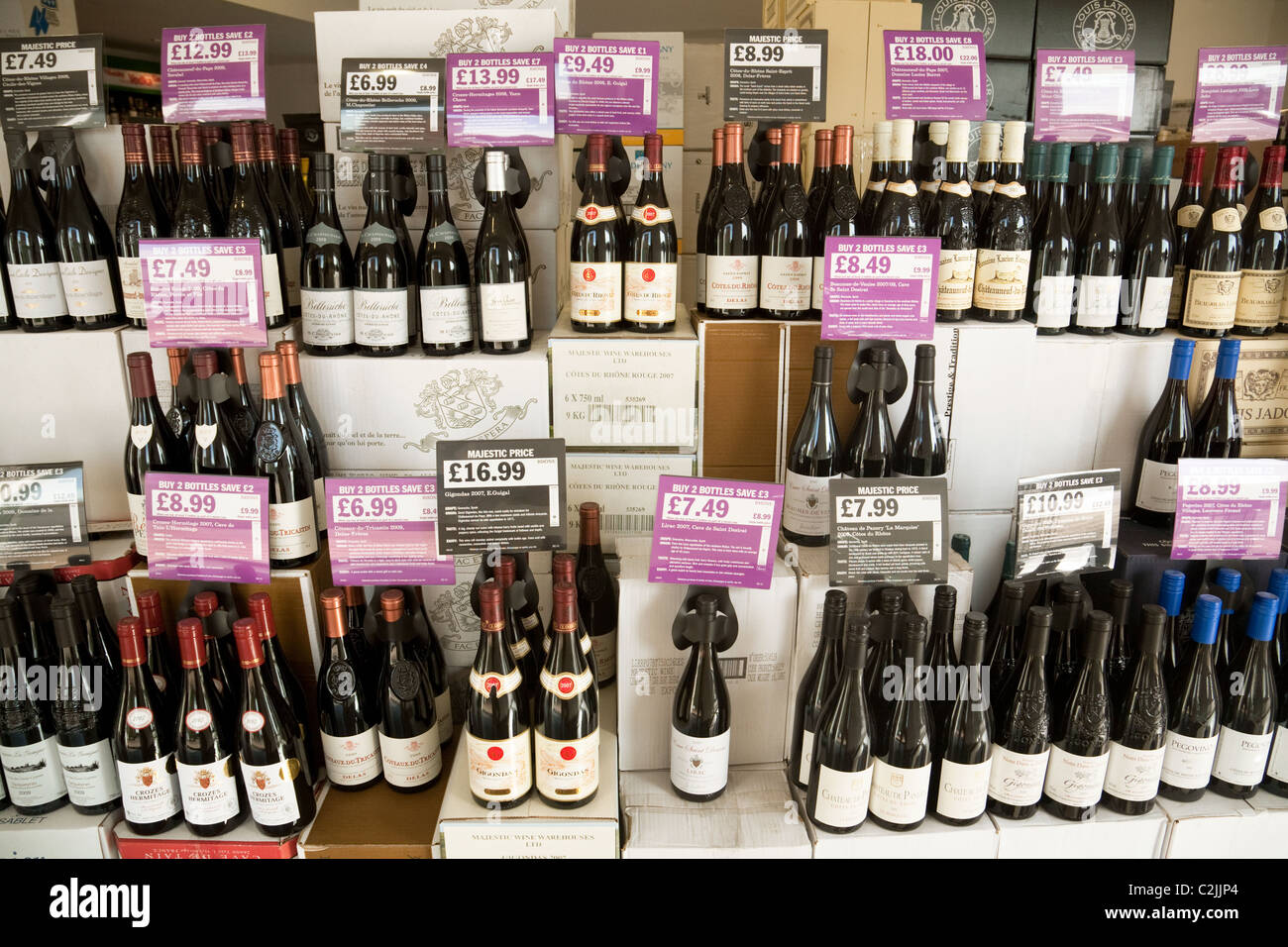 Flaschen Rotwein zum Verkauf in ein majestätisches Wein Shop, Newmarket Suffolk UK Stockfoto