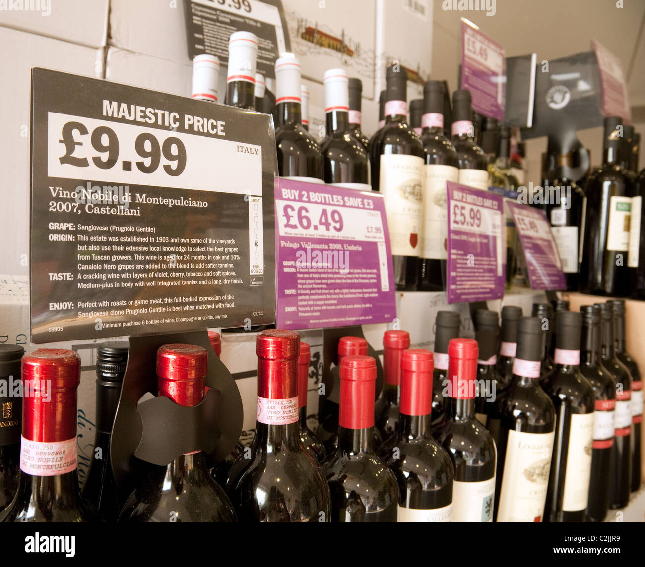 Flaschen Rotwein für den Verkauf in einem majestätischen Weinhandlung, UK Stockfoto