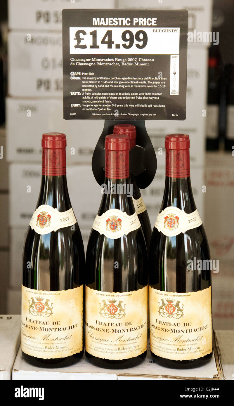 Flaschen roten Burgunder Wein zum Verkauf in eine majestätische Weinhandlung, UK Stockfoto