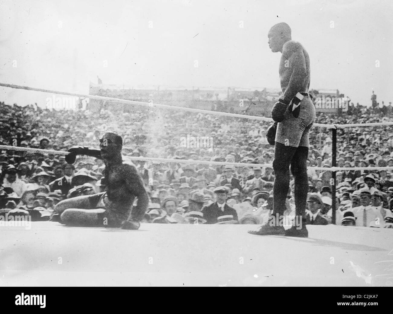 Jack Johnson klopft James Jeffries Stockfoto