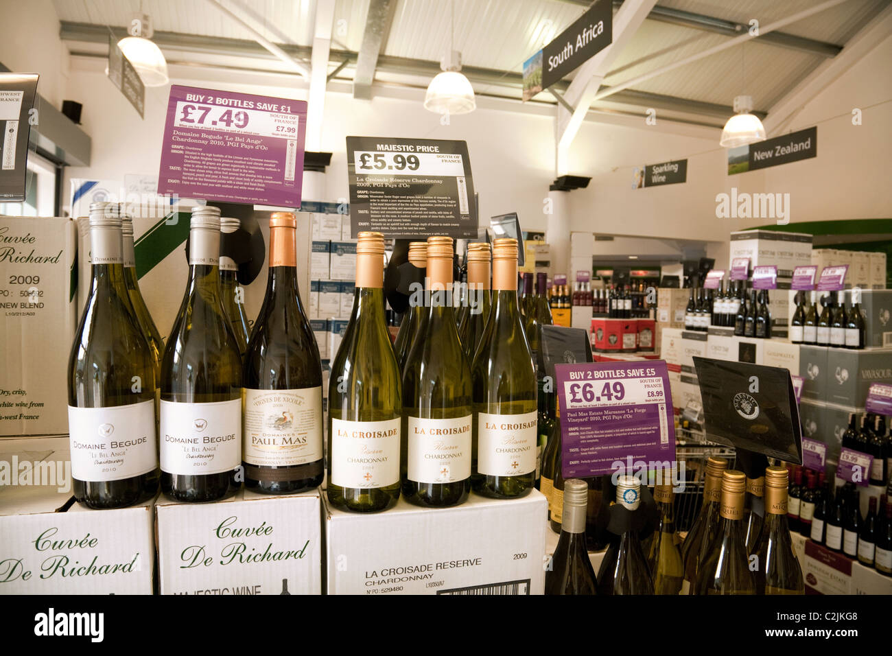 Lagern Sie Flaschen Weißwein für den Verkauf in einem majestätischen Wein UK Stockfoto