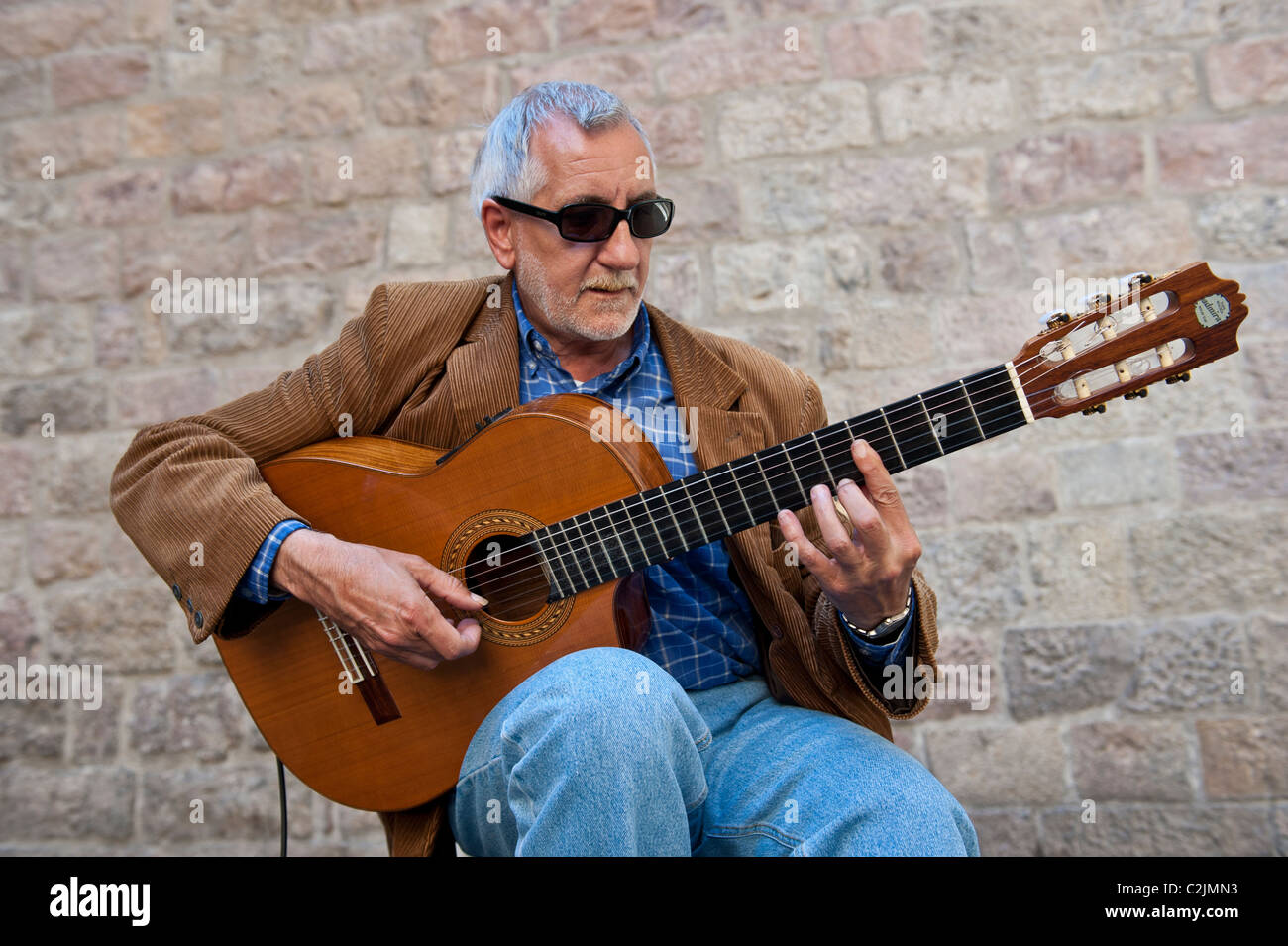 Spanischen Gitarrenspieler, die Durchführung in der Straße des Gothischen Viertels von Barcelona, Spanien Stockfoto