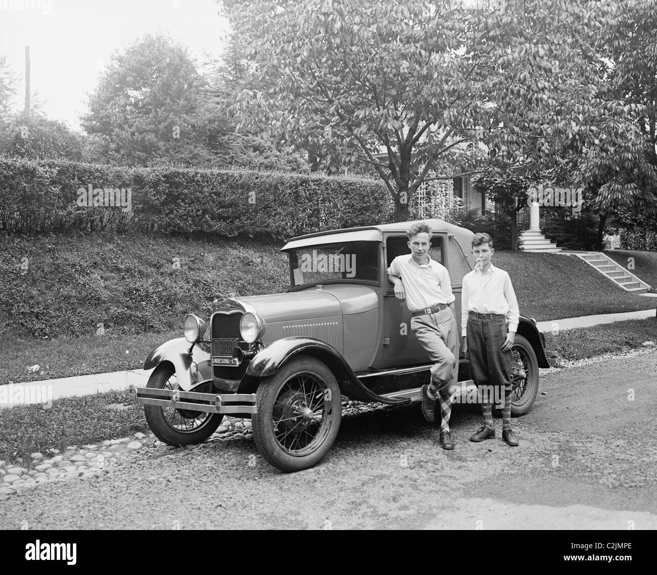 Jungs stehen neben einem Coupé Stockfoto