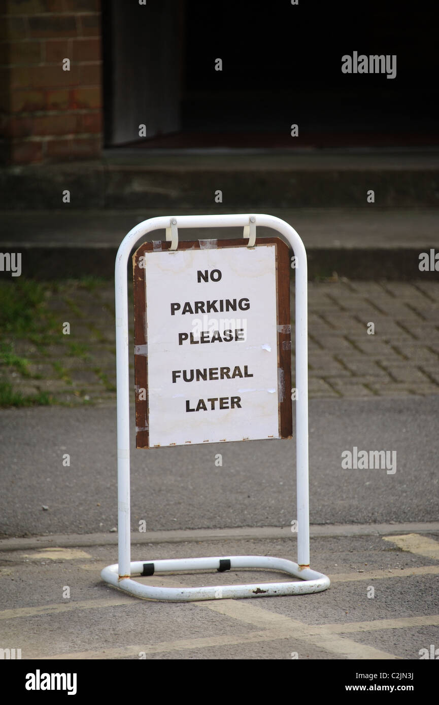 Kein Parkplatz Schild außerhalb einer Kirche, wo eine Beerdigung stattfinden soll Stockfoto