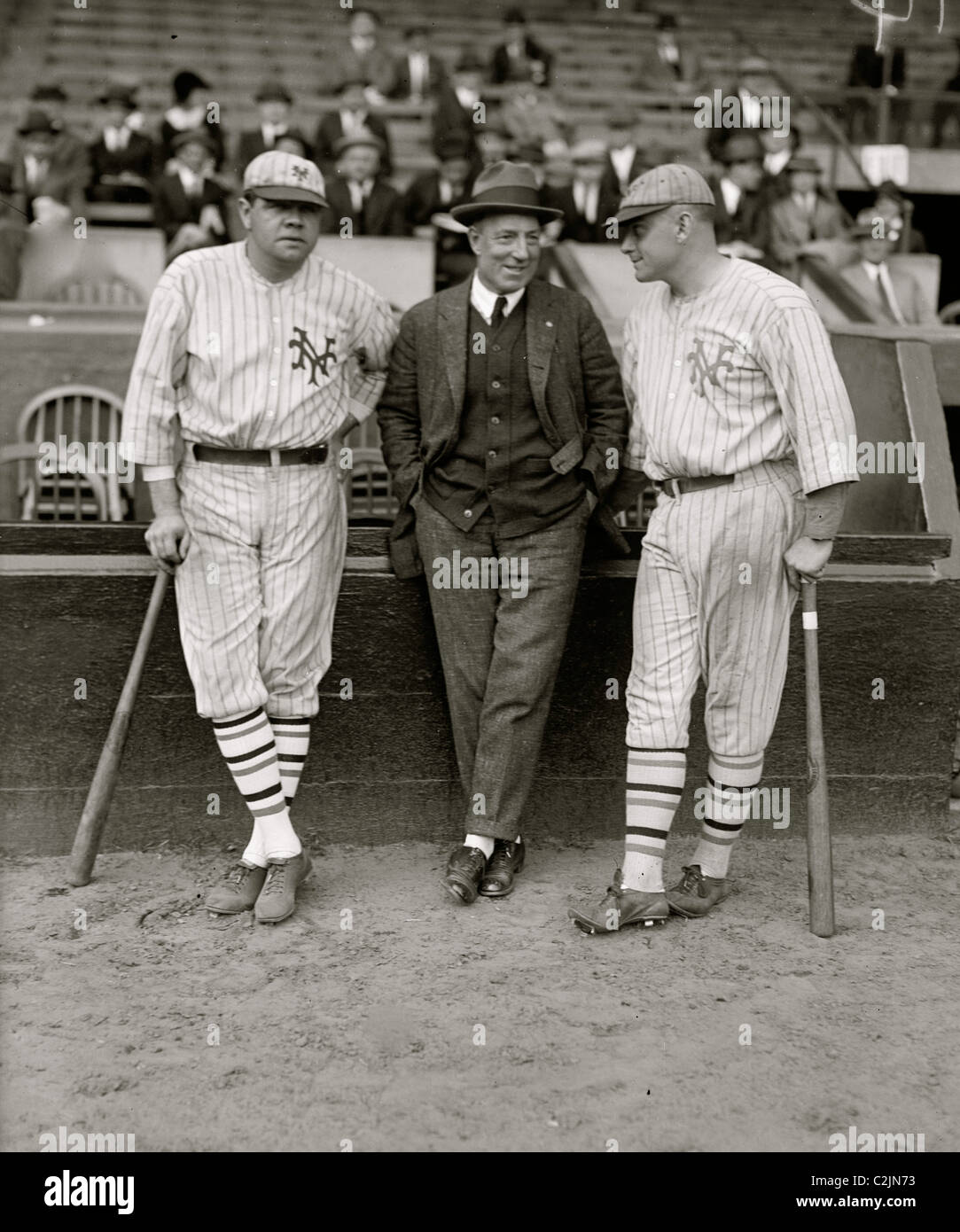 Babe Ruth & Jack Bentley in Riesen Uniformen für Schaukampf; Jack Dunn in Mitte (Baseball)] Stockfoto