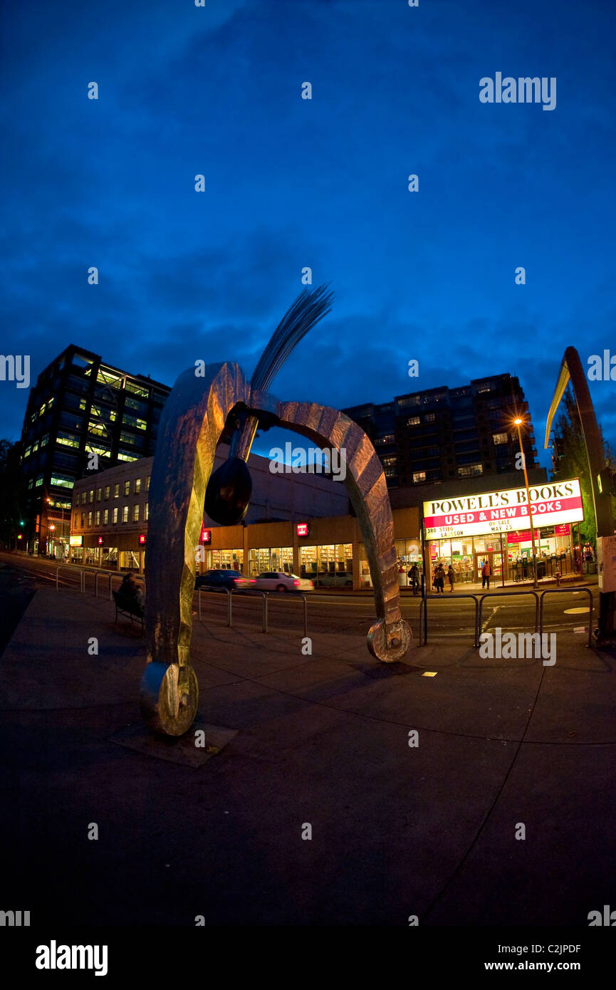 POD kinetische Skulptur von Peter Beeman, in der Innenstadt auf W Burnside, gegenüber Powells City of Books, Portland, Oregon, USA Stockfoto