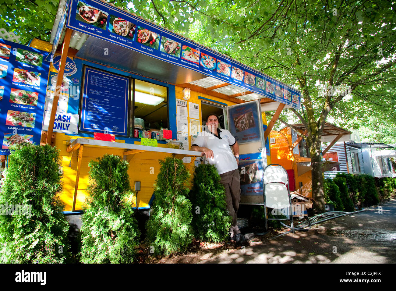 Eigentümer & Koch Saied Samaiel vor seinem Aybala Mediterranean Grill Essen Wagen in der Innenstadt von Portland, Oregon, USA Stockfoto