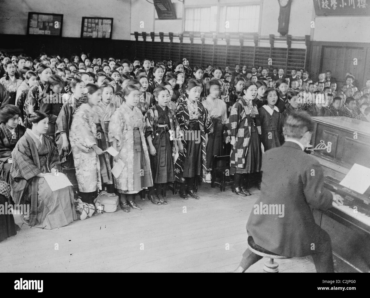 Japanische Kinder singen "God Save King" Stockfoto