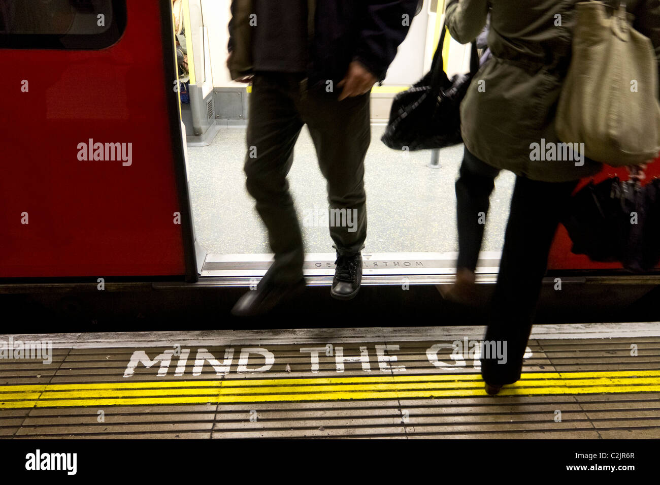 Menschen Sie beenden, und geben Sie eine Londoner U-Bahn u-Bahn über einen Geist der Lücke Warnung, London, England Stockfoto