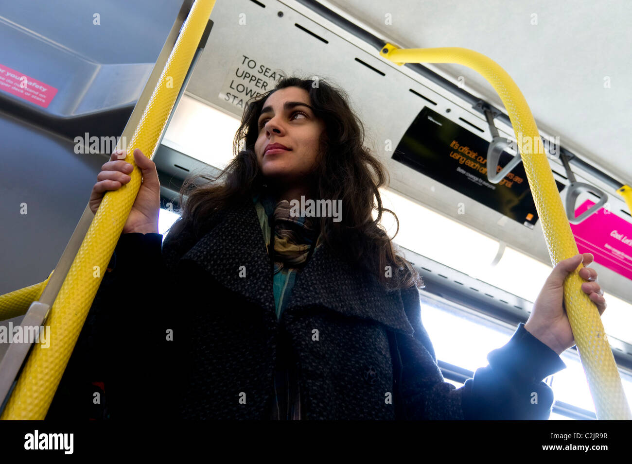 Niedrigen Winkel Blick der jungen Frau auf einem Londoner bus Stockfoto
