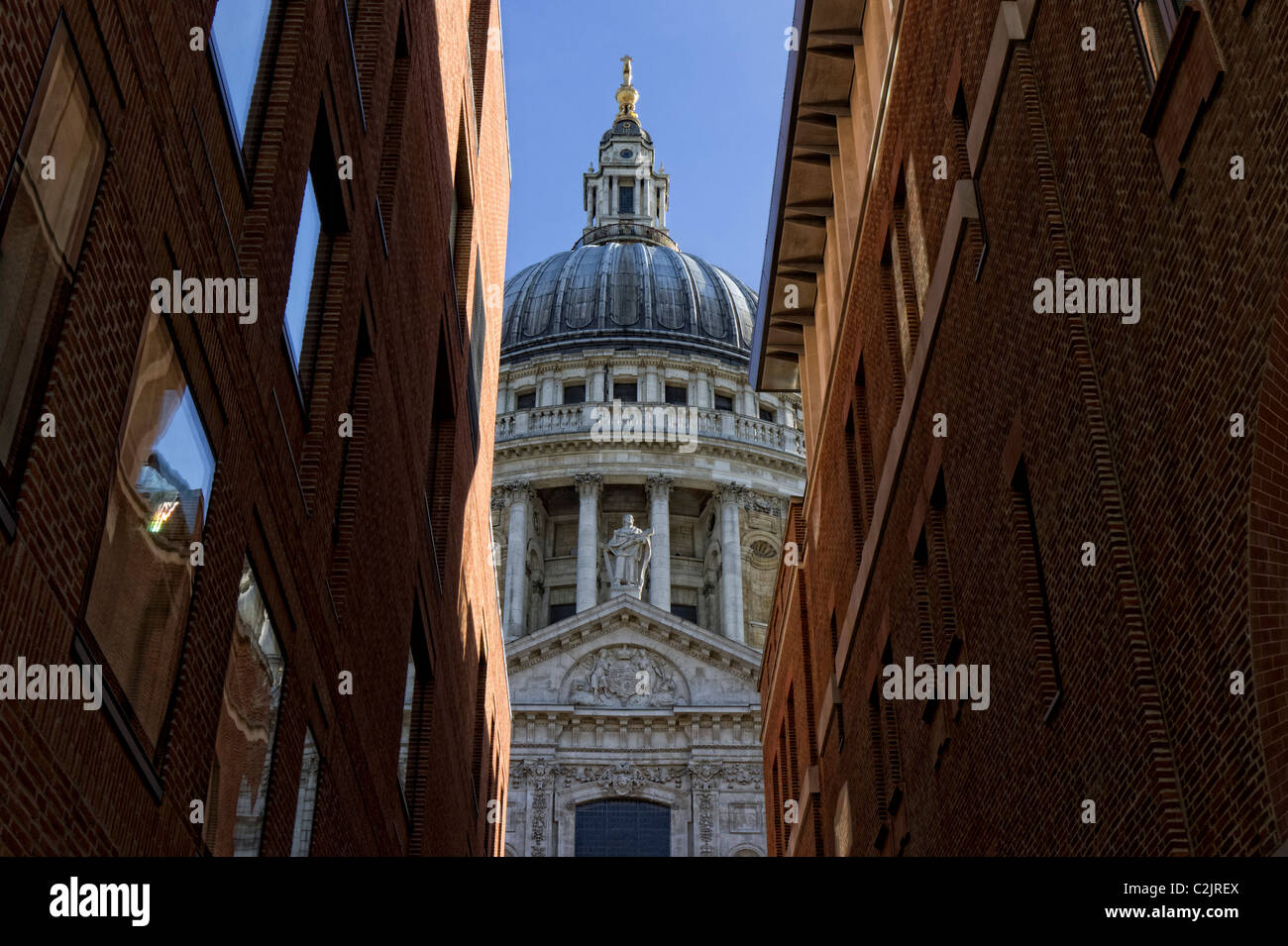 Kuppel der St. Pauls Kathedrale gesehen zwischen zwei Gebäuden, London, England, UK Stockfoto