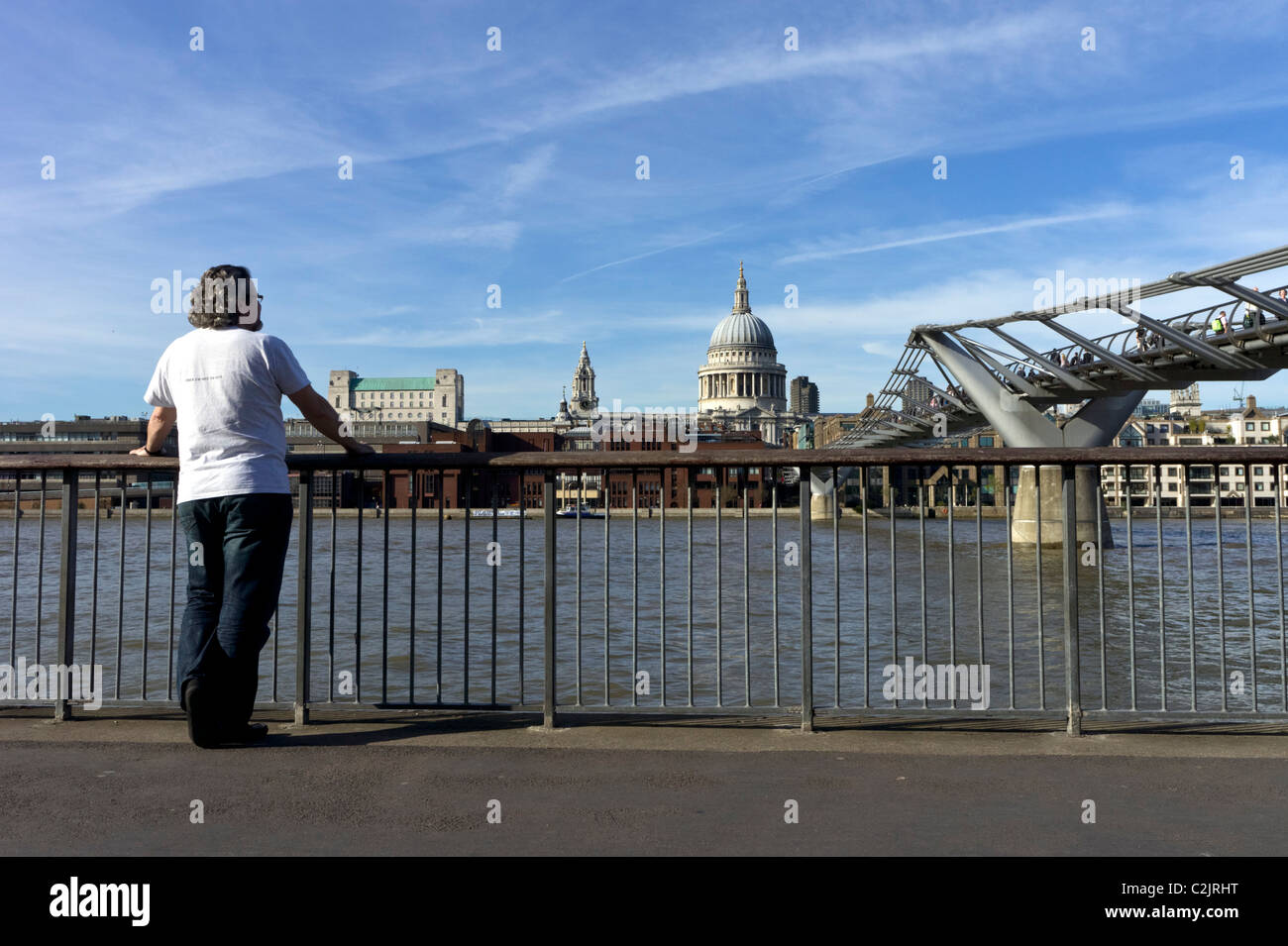 Mann, die Betrachtung der St. Pauls Kathedrale und Millennium Bridge aus Southbank, London, England, Großbritannien Stockfoto