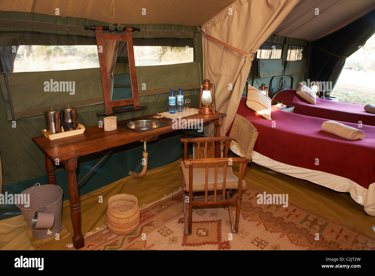 Innenaufnahme von Luxus Schlafzimmer im Zelt des Serengeti Safari ... Innenaufnahme von Luxus Schlafzimmer im Zelt des Serengeti Safari ...