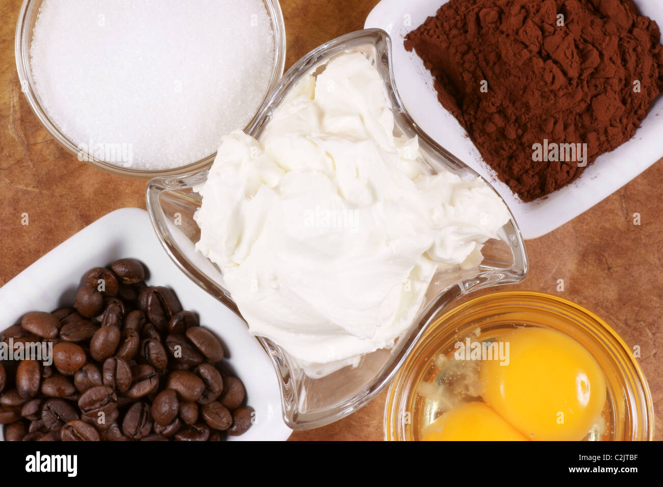 Tiramisù Zutaten: Mascarpone, Eiern, Zucker, Kaffee und Kakao-Pulver Stockfoto