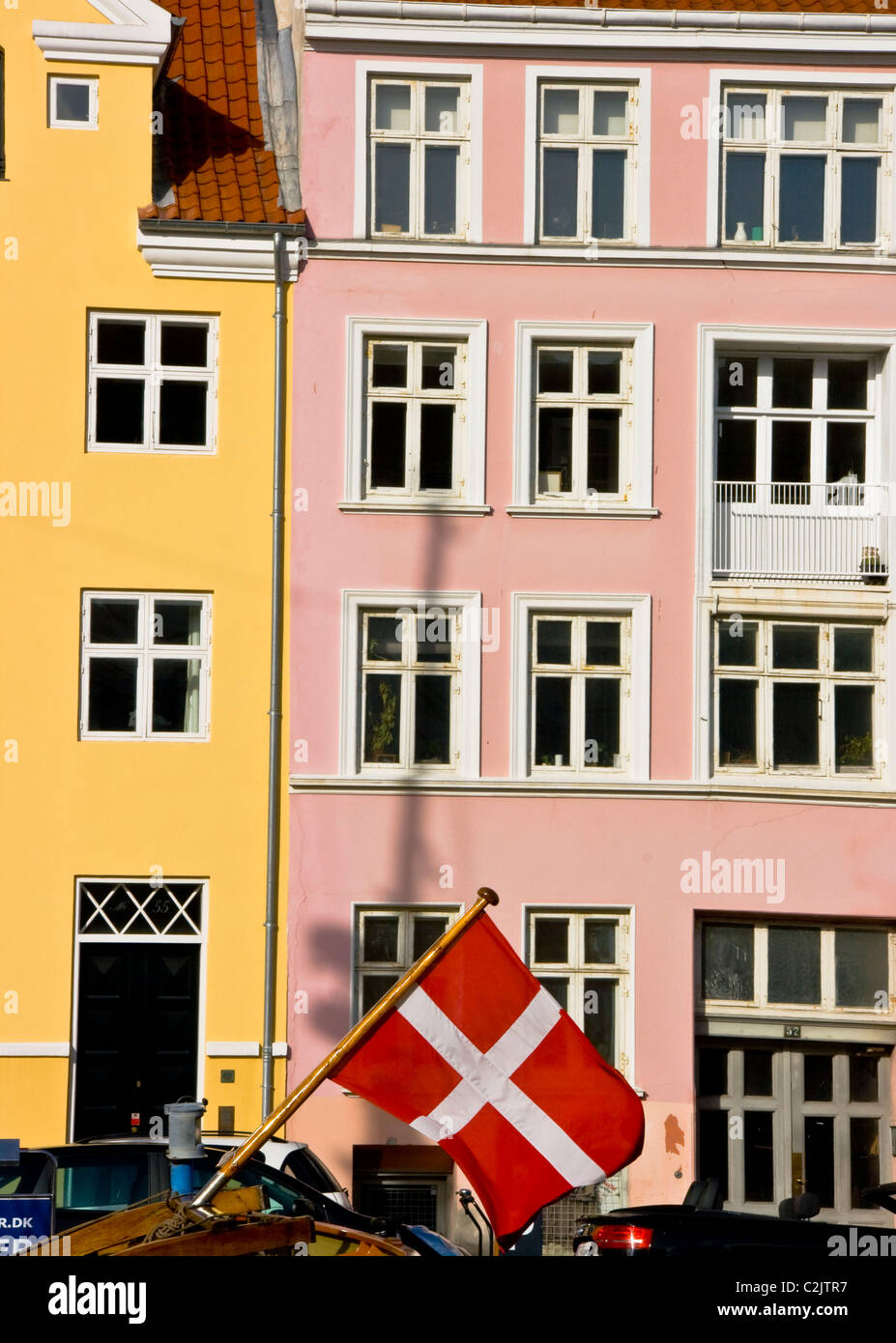 Dänische Flagge fliegen und Waterfront Häuser in Nyhavn (neue Hafen)-Kopenhagen-Dänemark-Europa Stockfoto