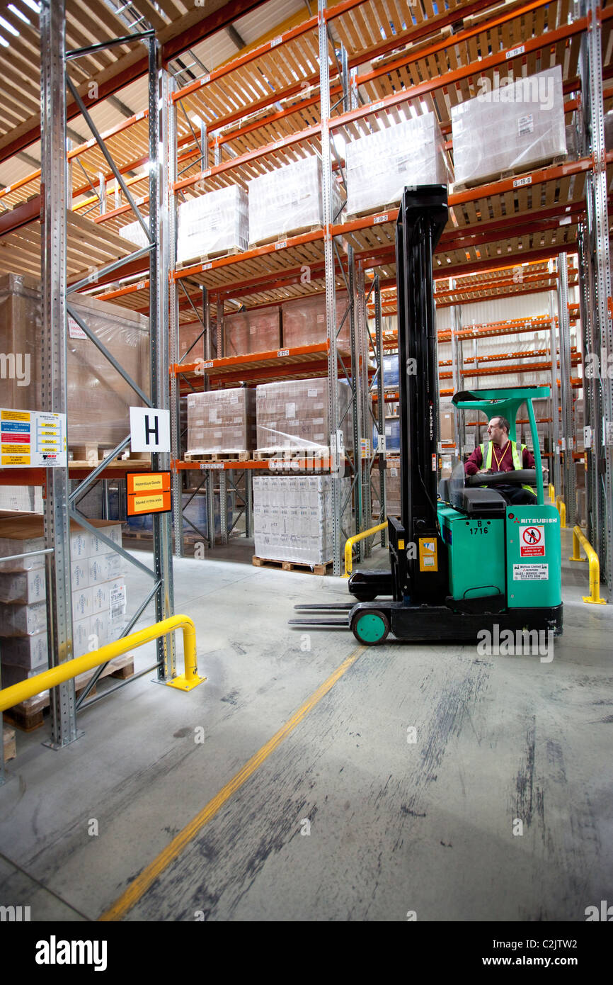 Deutsche Post DHL Lager- und Expressgeschäft Gabelstapler Fahrer, Poyle, Berkshire, England. Foto: Jeff Gilbert Stockfoto