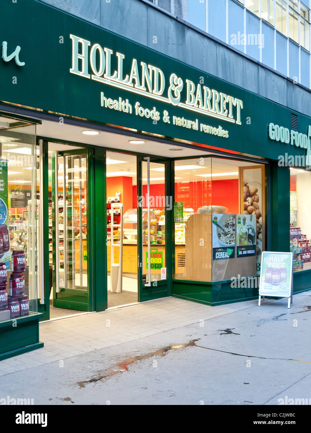 Holland und Barrett Reformhäuser store in London am Abend Stockfoto