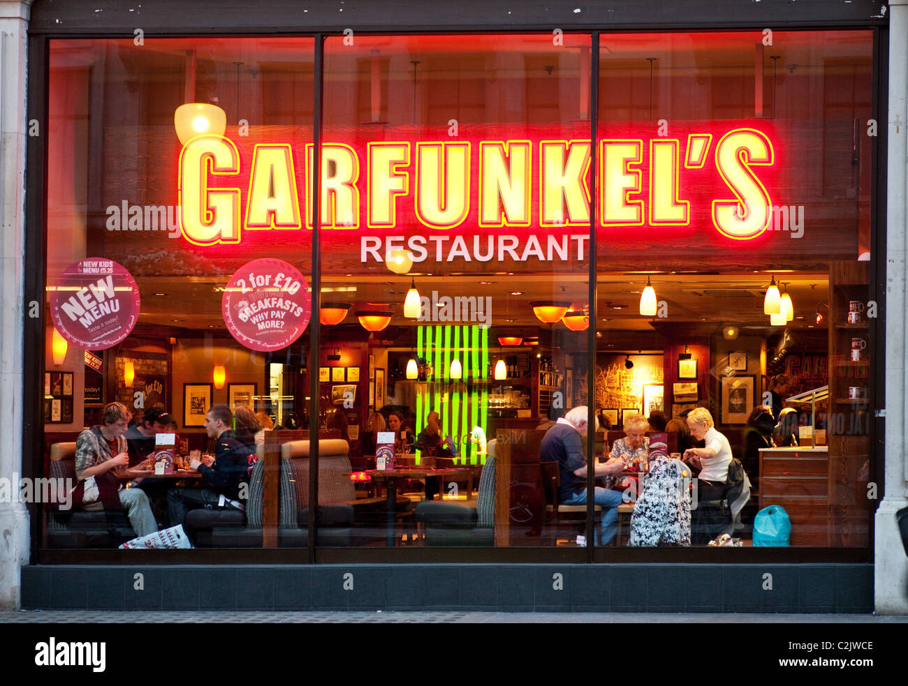Garfunkel's Restaurant in der Regent Street, London am Abend Stockfoto